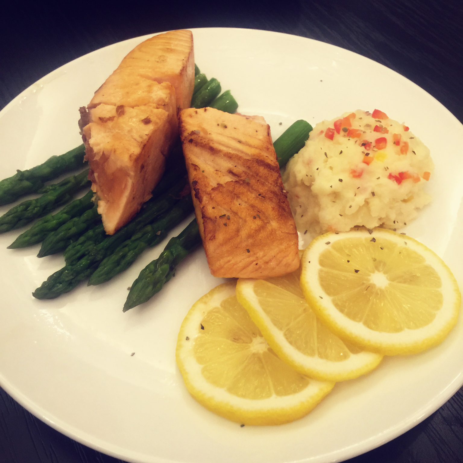 香煎三文鱼配土豆泥