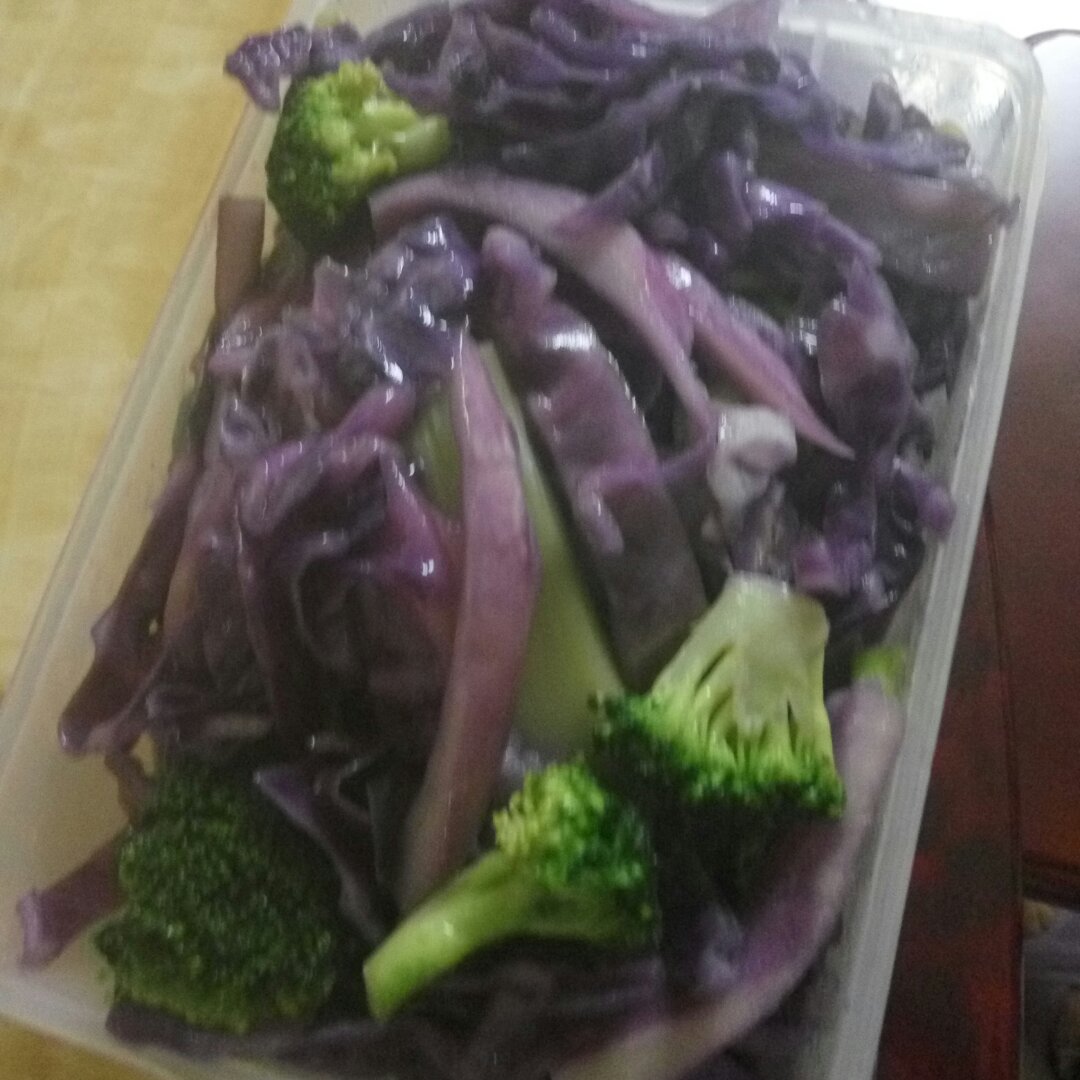 高营养值+高颜值的紫甘蓝炒西兰花