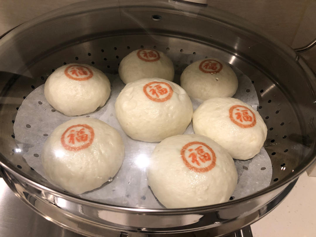 做豆沙包只需一次发酵，牢住3点，蒸熟的包子表皮光滑，又白又大