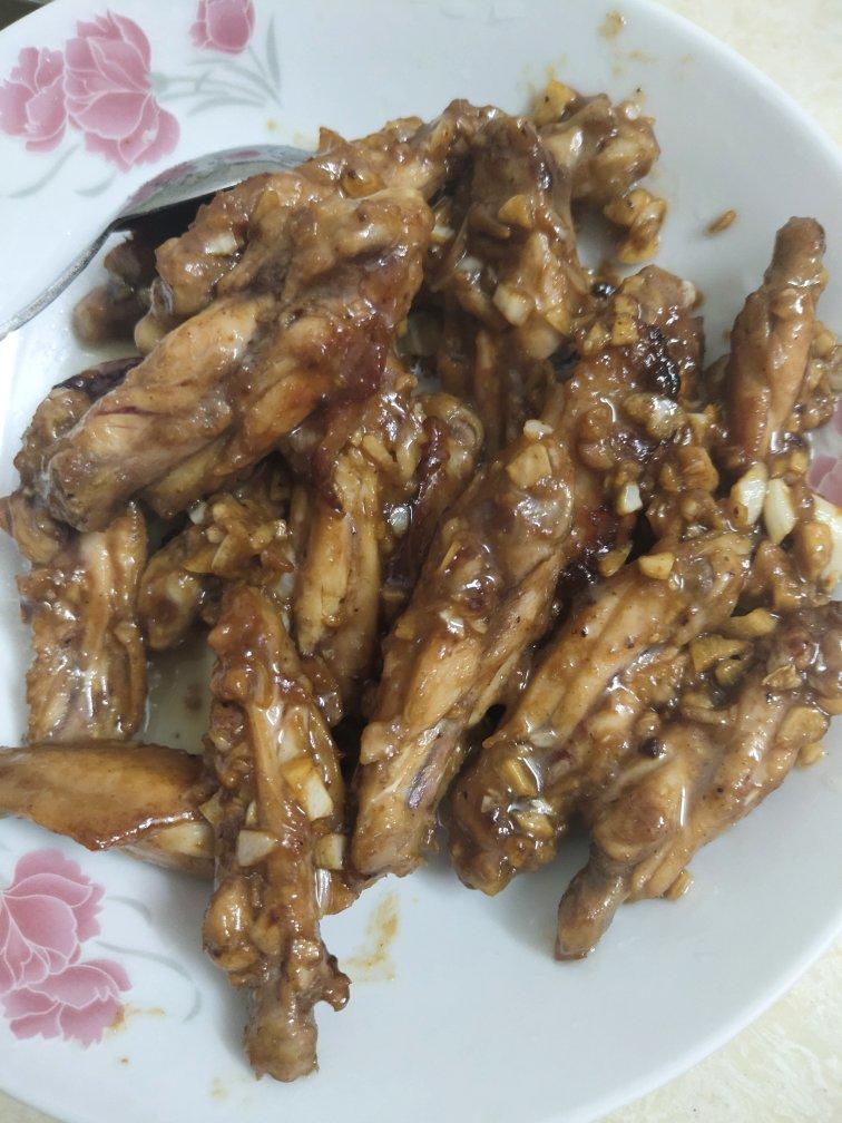 蒜香浓郁，鲜嫩多汁的蒜香鸡翅