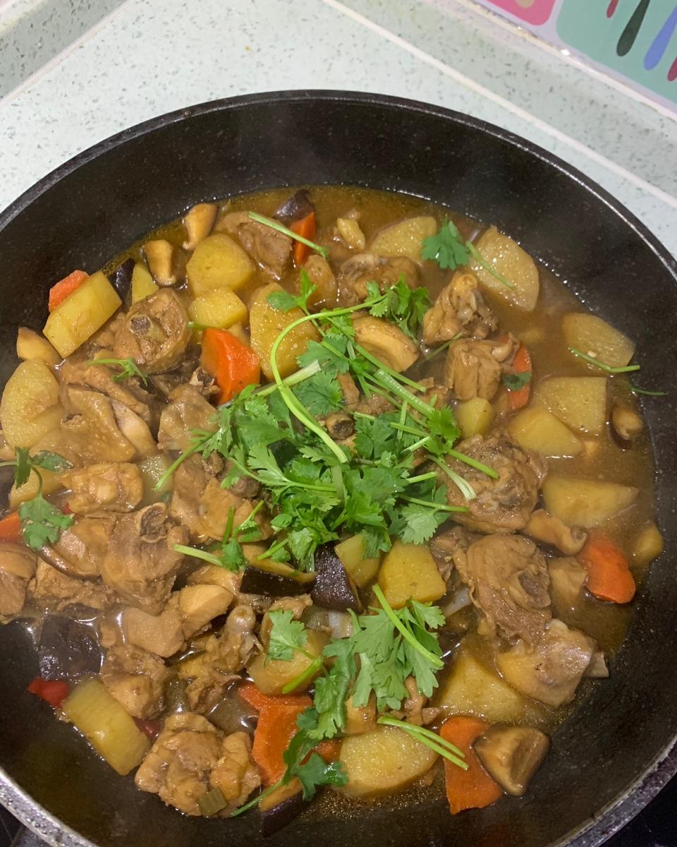 鸡腿炖土豆子😊