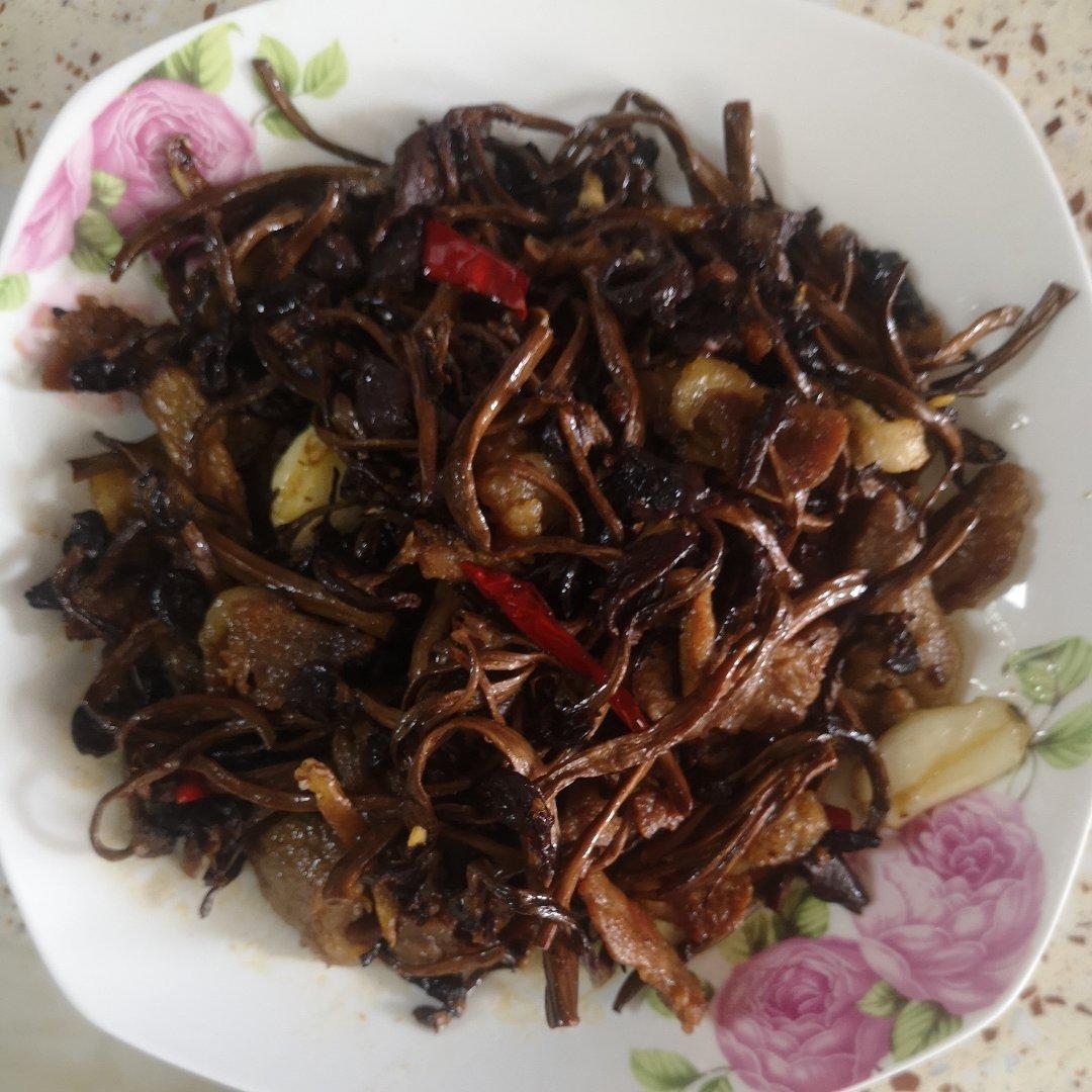 五花肉干锅茶树菇