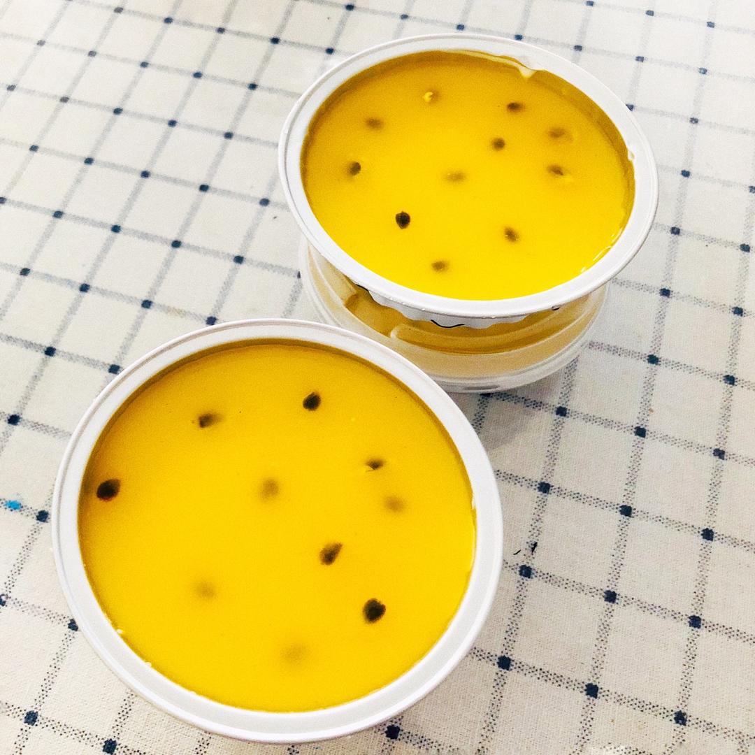 饼干底的百香果慕斯