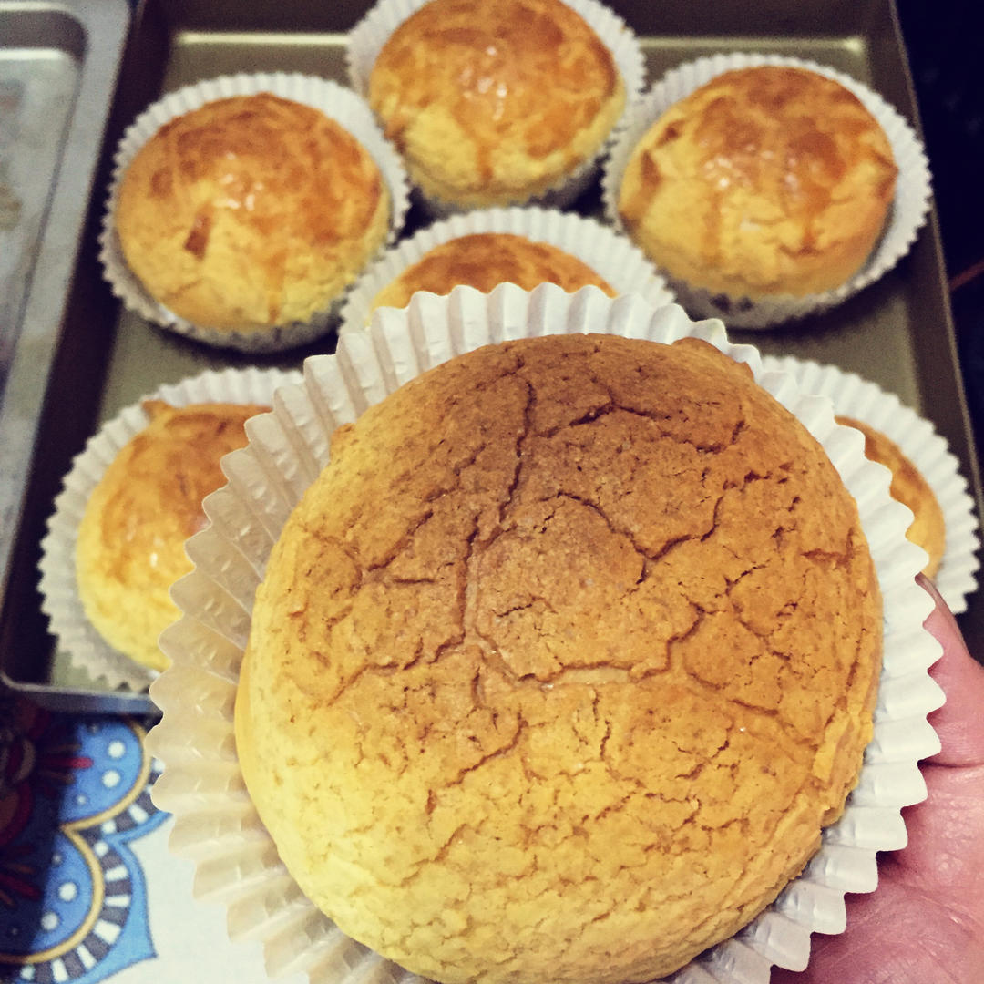 做100款面包の12：在家开茶餐厅!港式菠萝包 –不划格子自然裂开的香酥脆皮！菠萝油/酥皮包