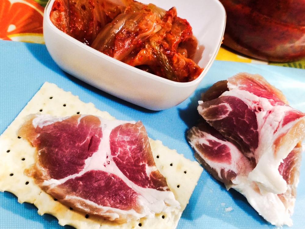 熊熊白白-夜宵！咸肉泡菜朗姆酒！