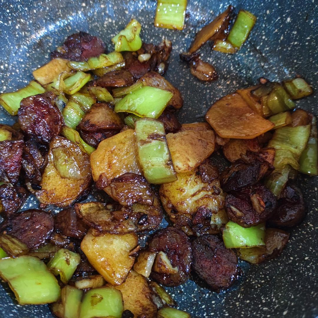 青椒土豆片炒腊肠