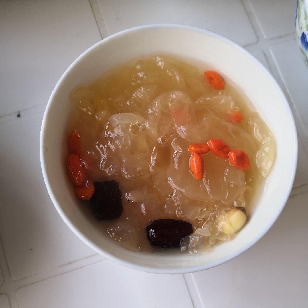 银耳莲子红枣汤
