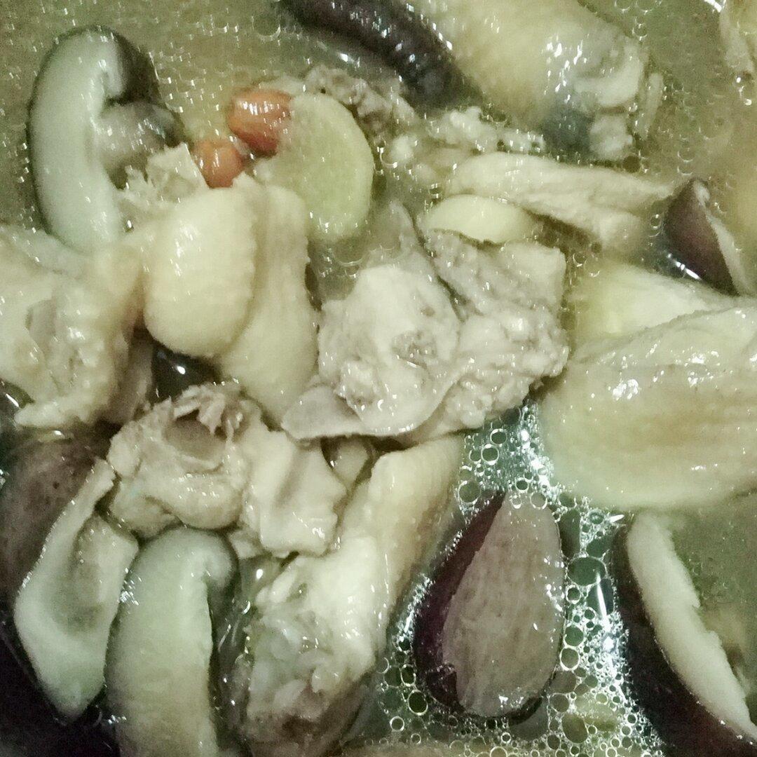 香菇炖鸡汤