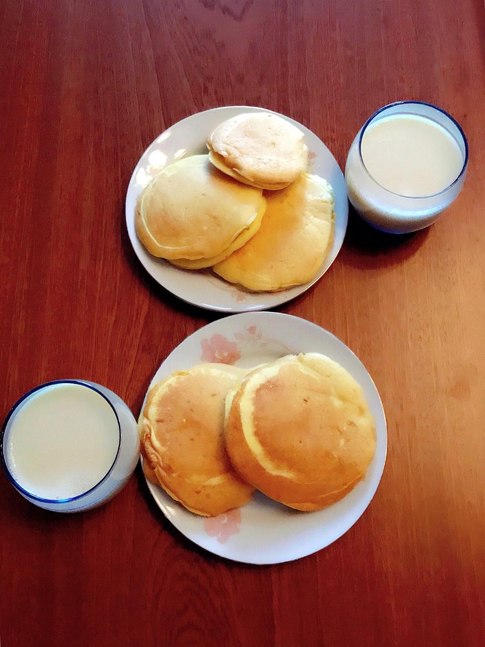 【酸奶松饼yogurt pancake】，搭上黑莓果酱和枫糖的美味。
