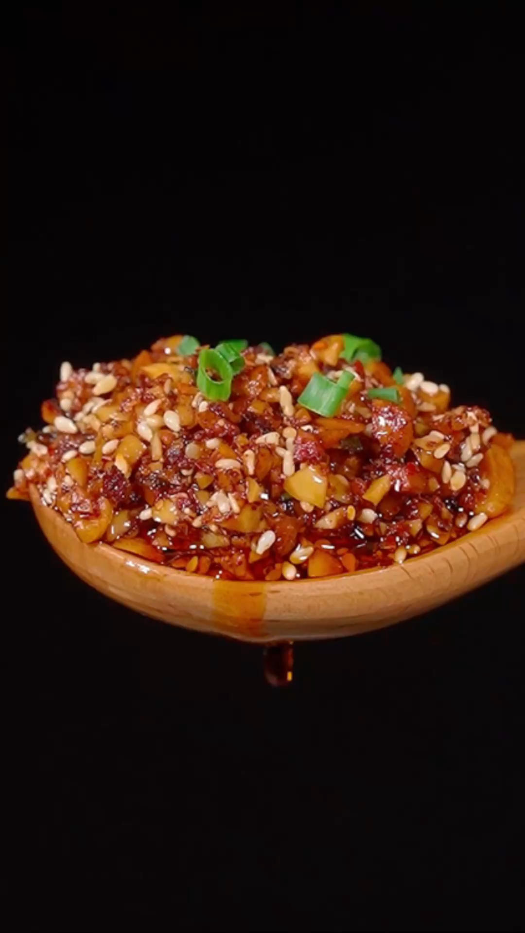 很多人做的花生辣椒酱不是发苦就是保存的时间太短，那是因为你一开始就做错了，按照我的方法去做，香辣过瘾，夹馍拌饭都好吃的做法