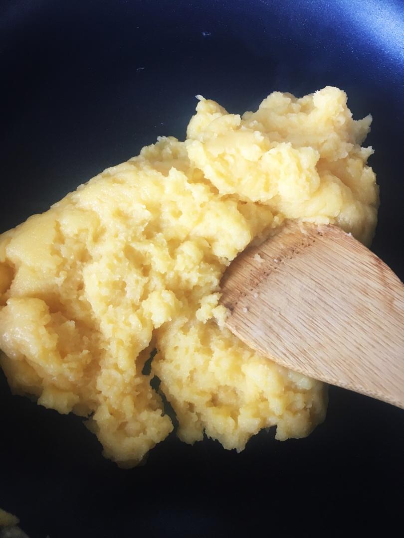 松软香甜的奶黄包，很快就可以搞定。