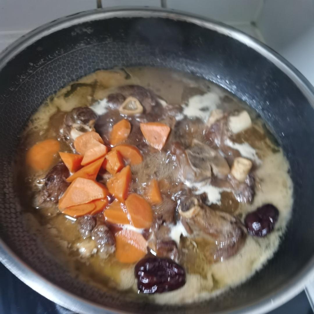胡萝卜炖羊腿