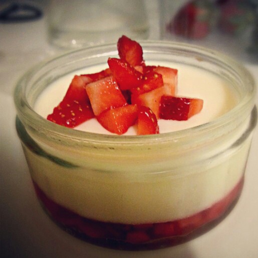 草莓牛奶双色布丁