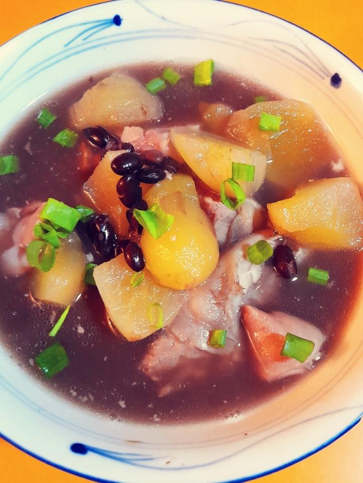 【 雪莲果黑豆猪脚汤】