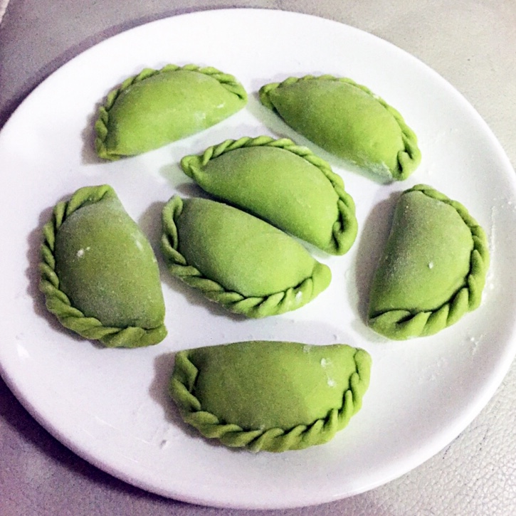 蝶儿蝶儿满天飞呀做的花边饺子!