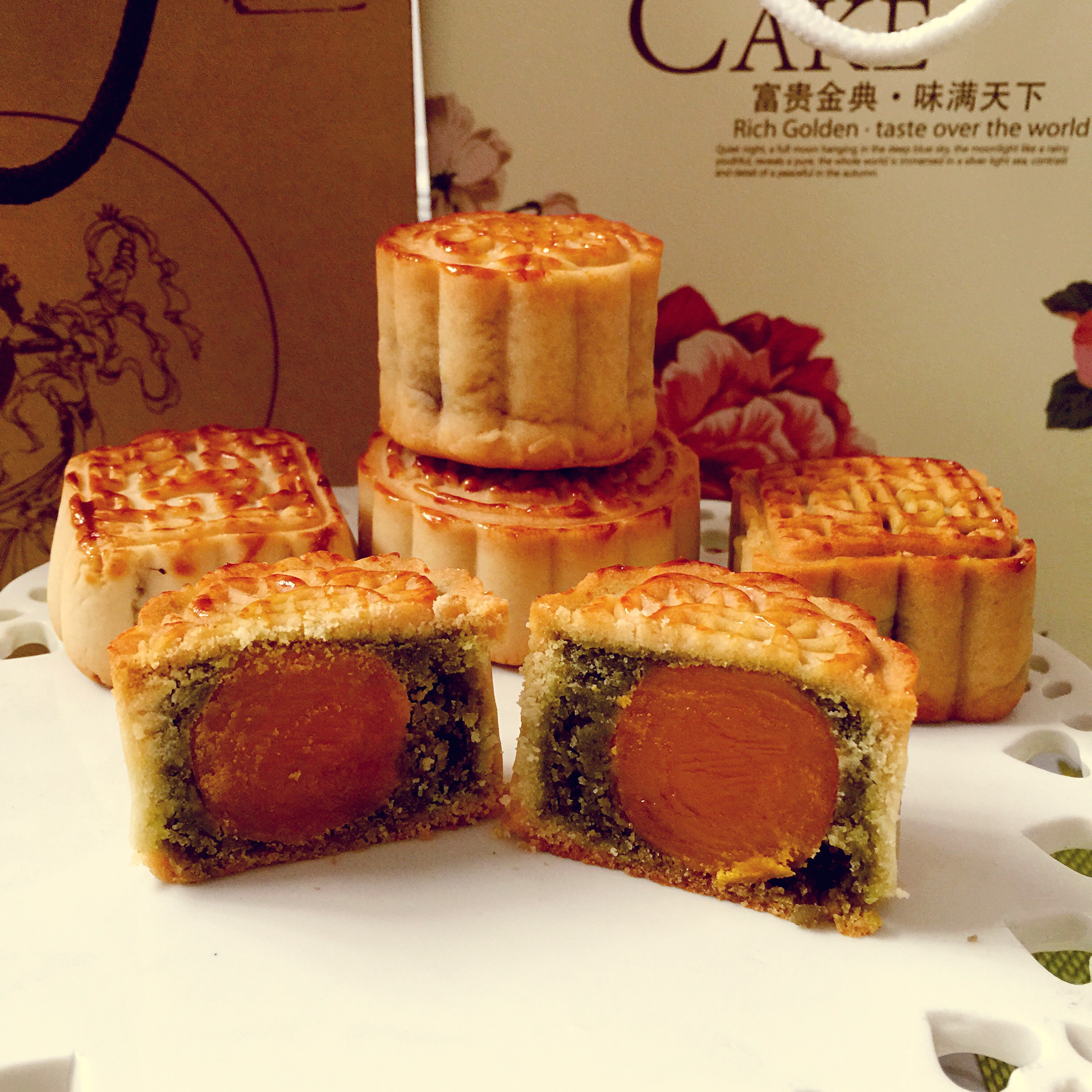 广式月饼—蛋黄莲蓉月饼