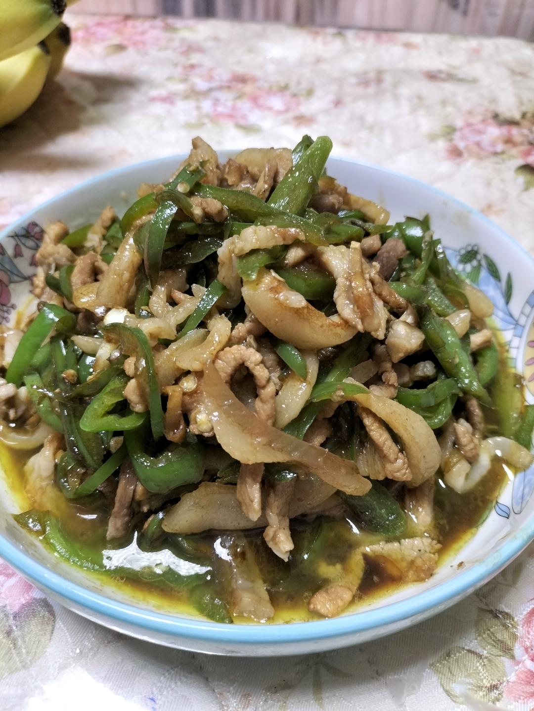 经典的家常菜，青椒炒肉丝，简单的食材也能做出如此美味