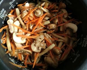 懒人电饭煲胡萝卜牛肉菌菇饭的做法 步骤4