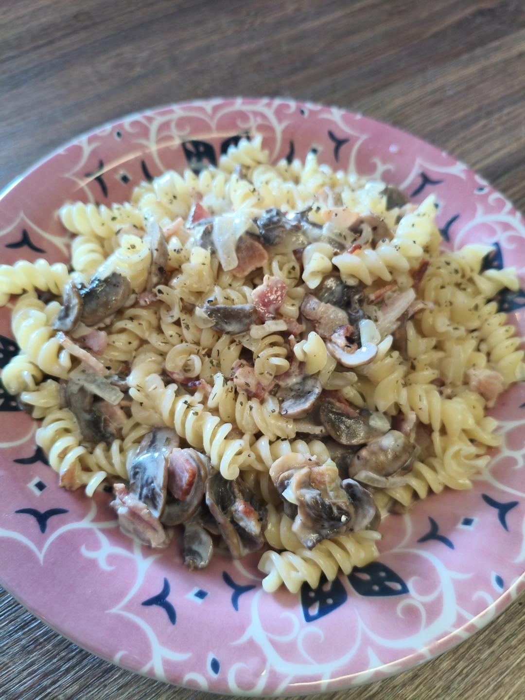 奶油蘑菇培根意大利面