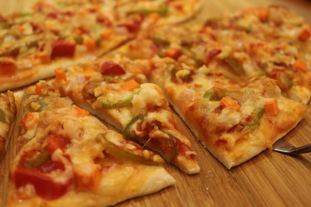 薄饼脆皮火腿pizza