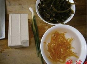 银鱼海带豆腐汤的做法 步骤2
