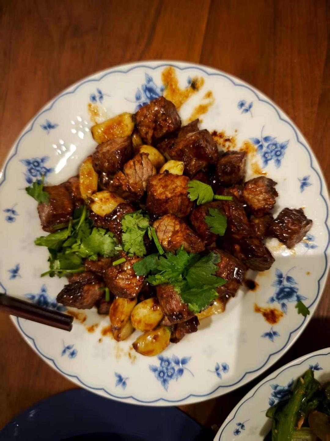 好吃到舔盘的蒜香黑椒牛肉粒