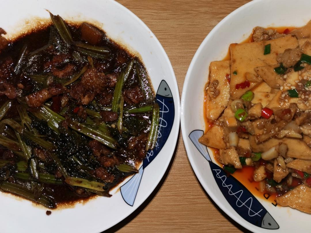 有点费米饭的芹菜炒肉