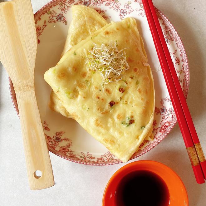 【零厨艺轻松做】从小吃到大的早餐——香软葱花蛋饼的做法