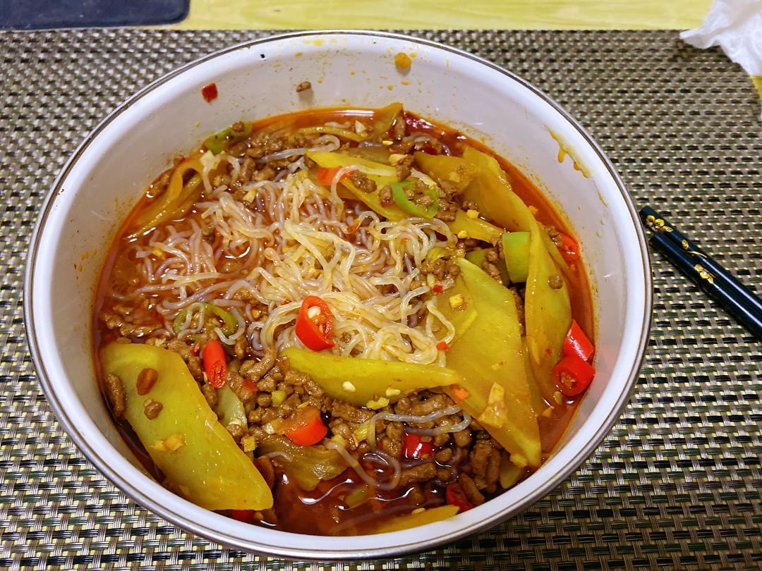 10分钟快手菜，巨下饭的肉沫粉丝煲
