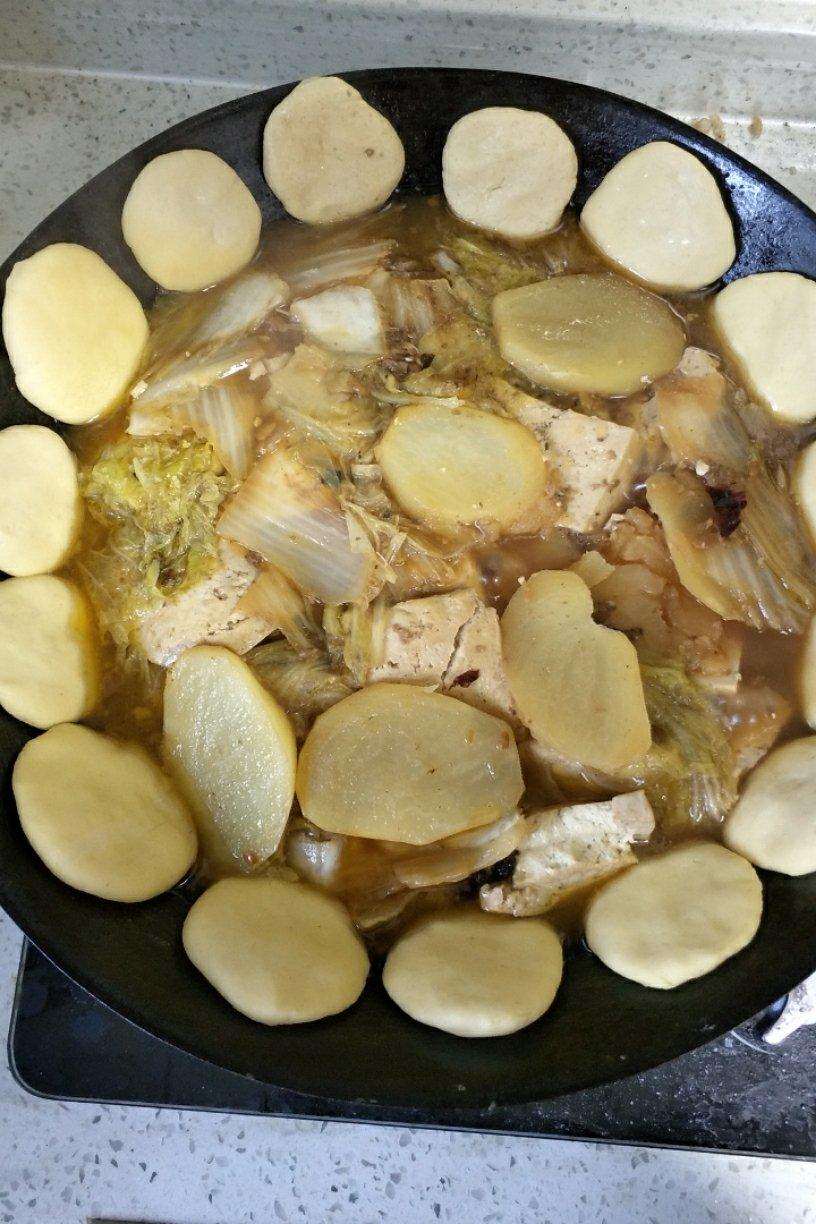 铁锅炖鱼配饼子
