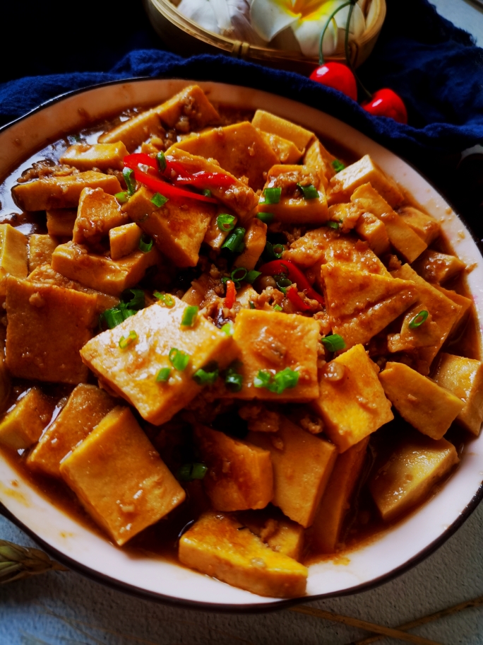 红烧豆腐，用勺子舀一勺,豆腐和猪肉末都有了,拌上米饭一大口的满足感