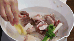煲治百病！广东人冬天最爱喝的南乳马蹄羊肉煲就这么做！的做法 步骤2