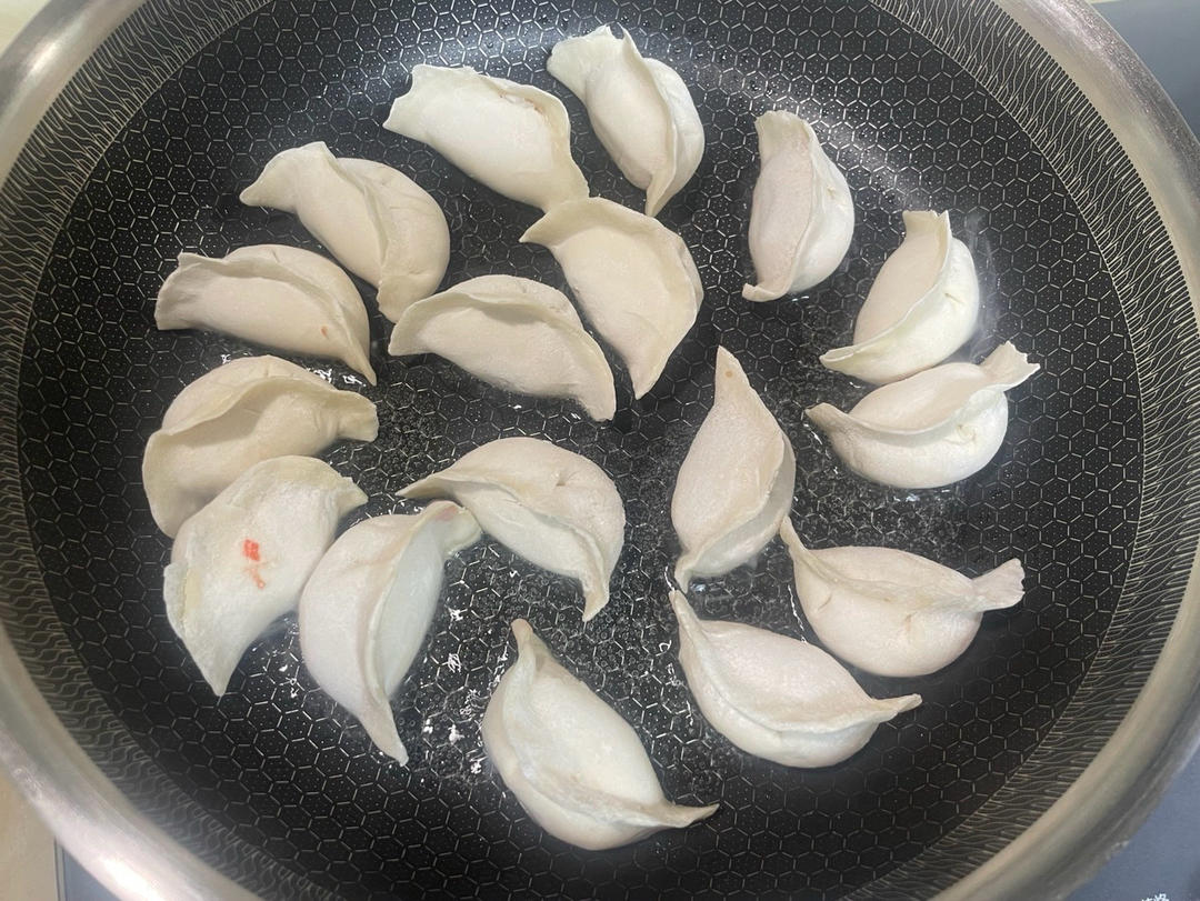 冰箱冷冻水饺做煎饺