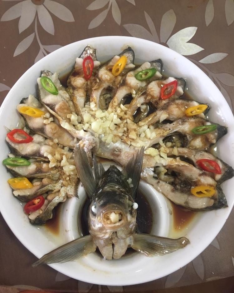 阿玉下厨做饭做的年夜饭菜谱:清蒸武昌鱼