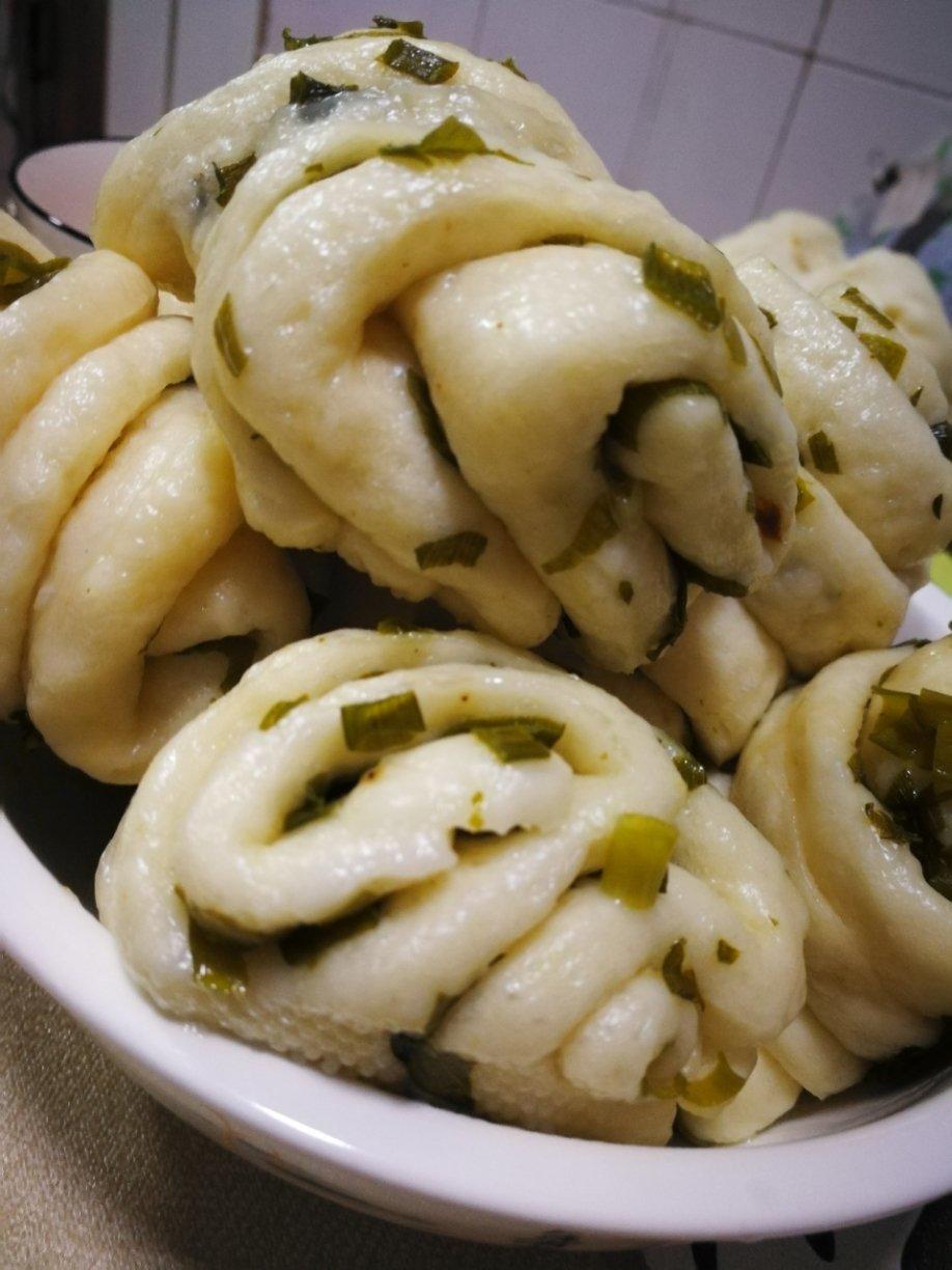 袖珍葱香花卷儿 孩子一口一个特别爱吃 零失败的方子 附细节视频详解