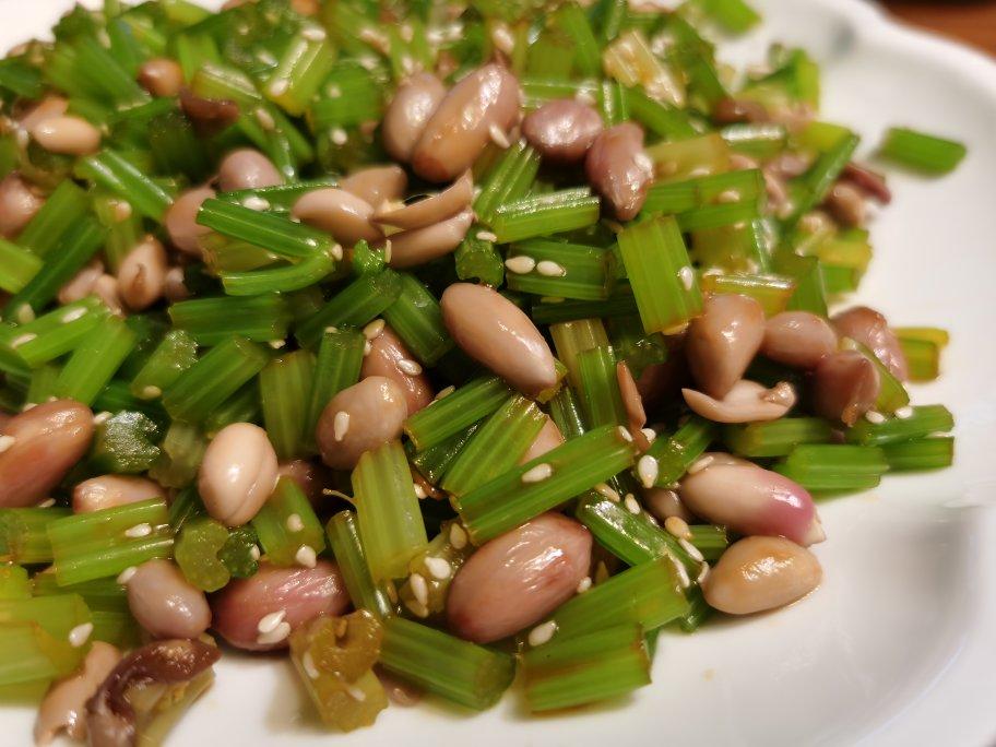 凉拌芹菜花生米胡萝卜