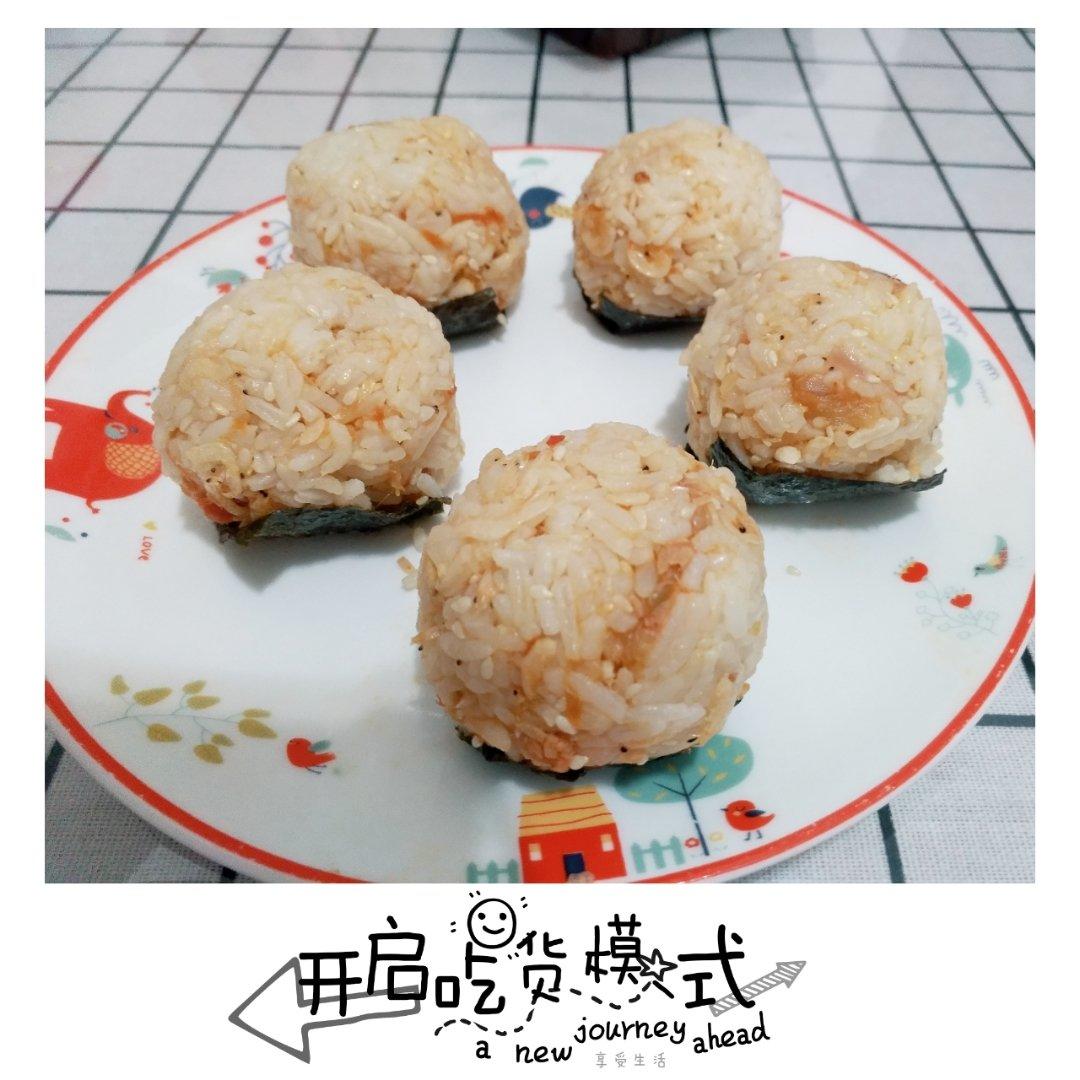泡菜金枪鱼饭团