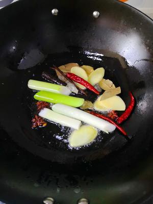 老爹👨做的红烧牛腩炖土豆🥔（浓厚香味可以把儿子👦从睡梦中叫醒，砂锅慢炖）的做法 步骤5