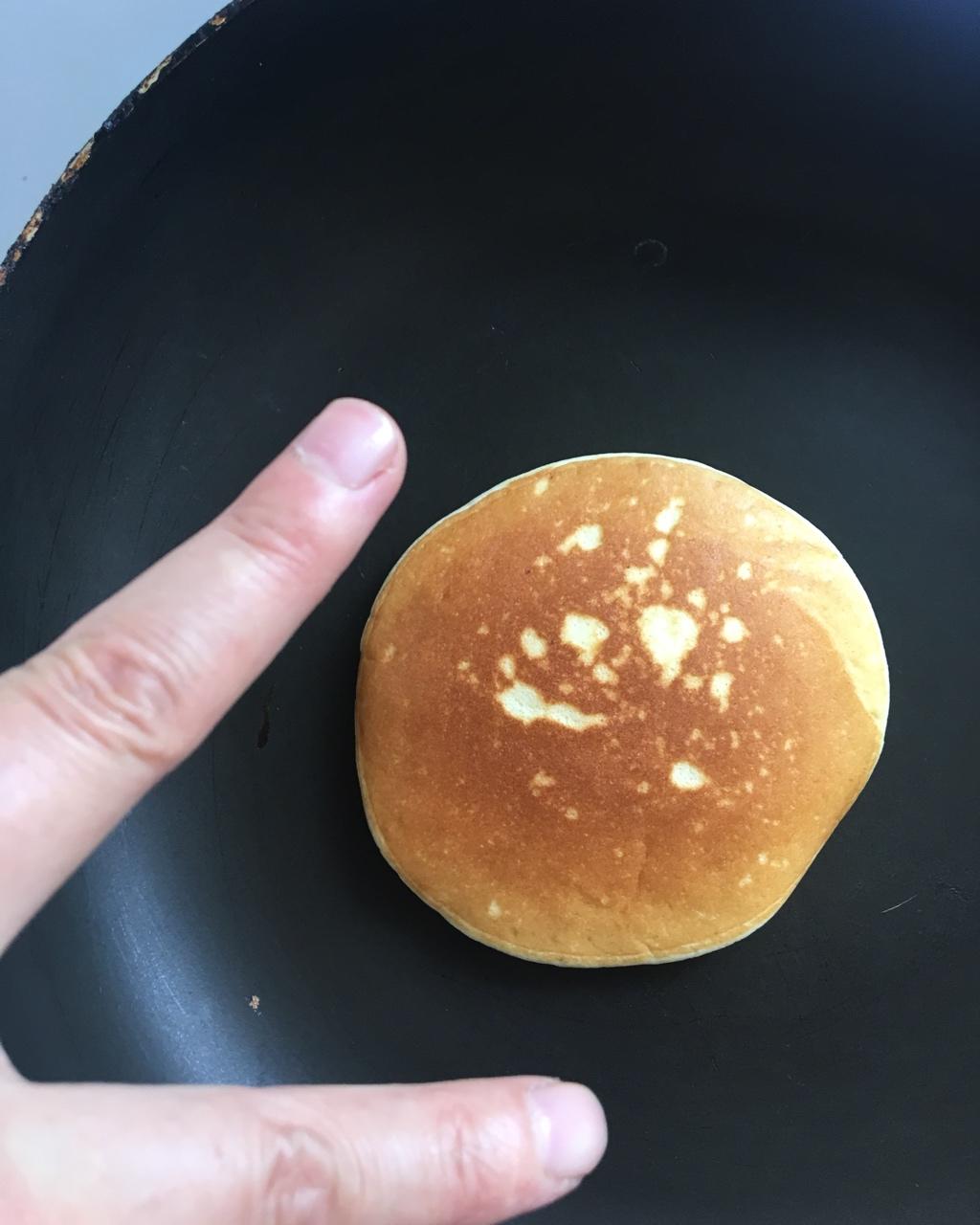 【酸奶松饼yogurt pancake】，搭上黑莓果酱和枫糖的美味。