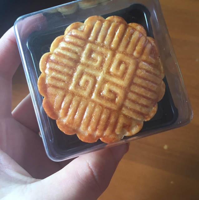 广式月饼—蛋黄莲蓉月饼