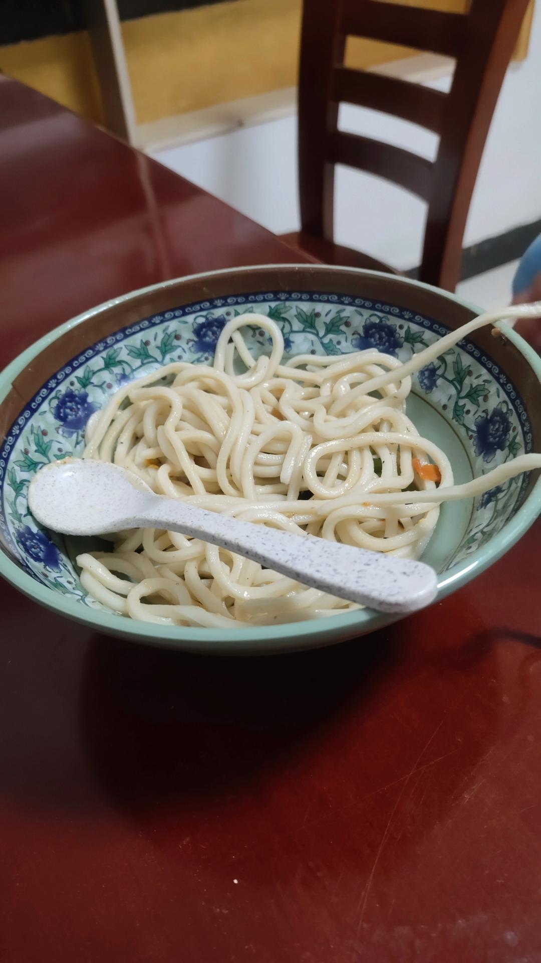 【果蔬面条的制作】（第二讲），压面机做面条、包子、馒头（以压代揉）的压面的基本技能，压得好又漂亮。