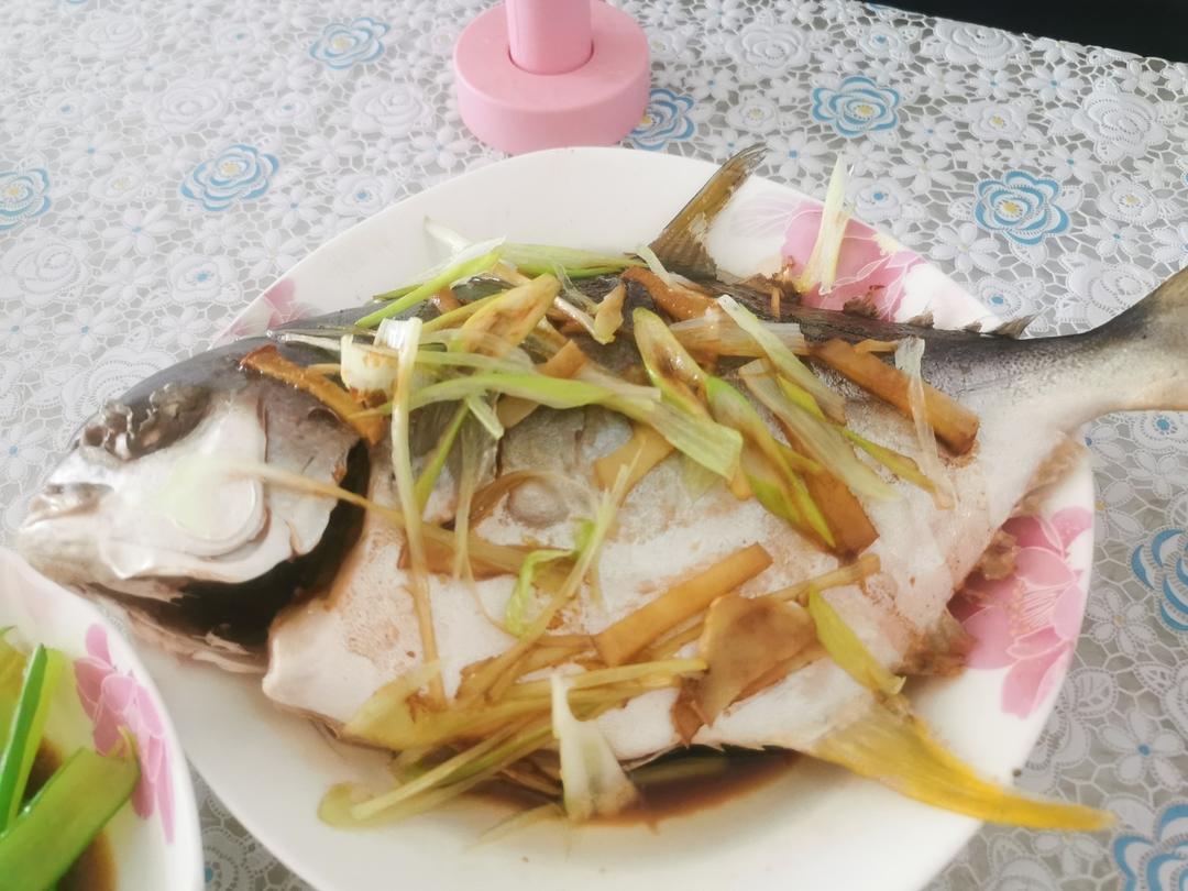 清蒸金鲳鱼，简单易做，年夜饭必备的一道菜，年年有余！