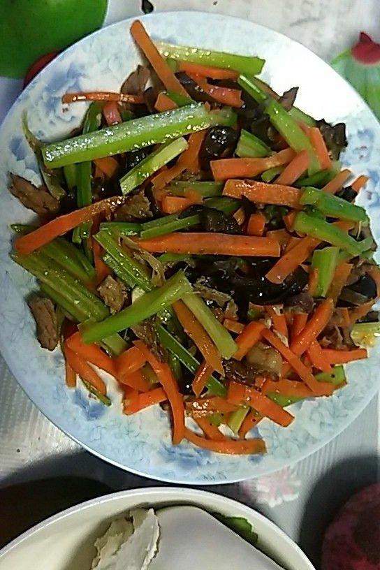手机用户9123_gufr做的胡萝卜木耳炒芹菜