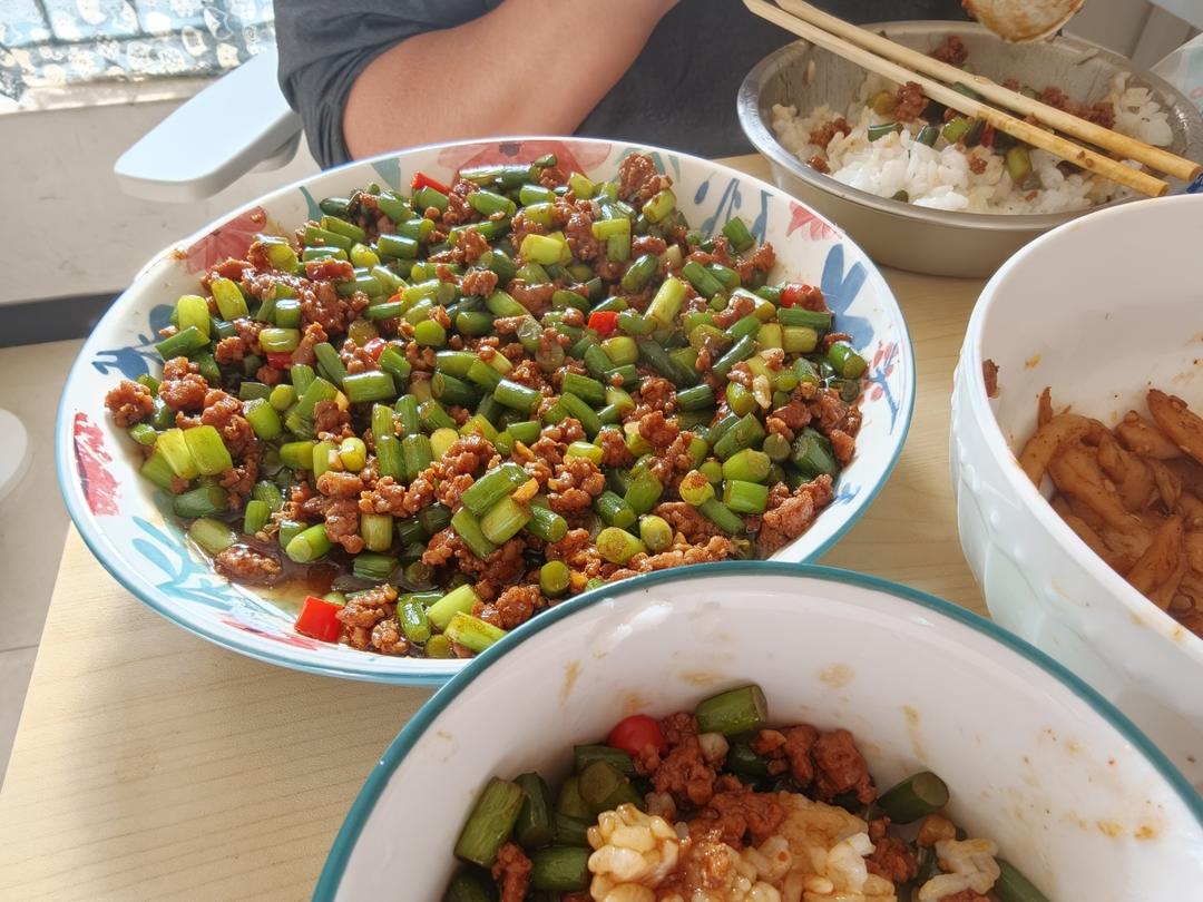 蒜苔炒肉末，三碗米饭都不够吃