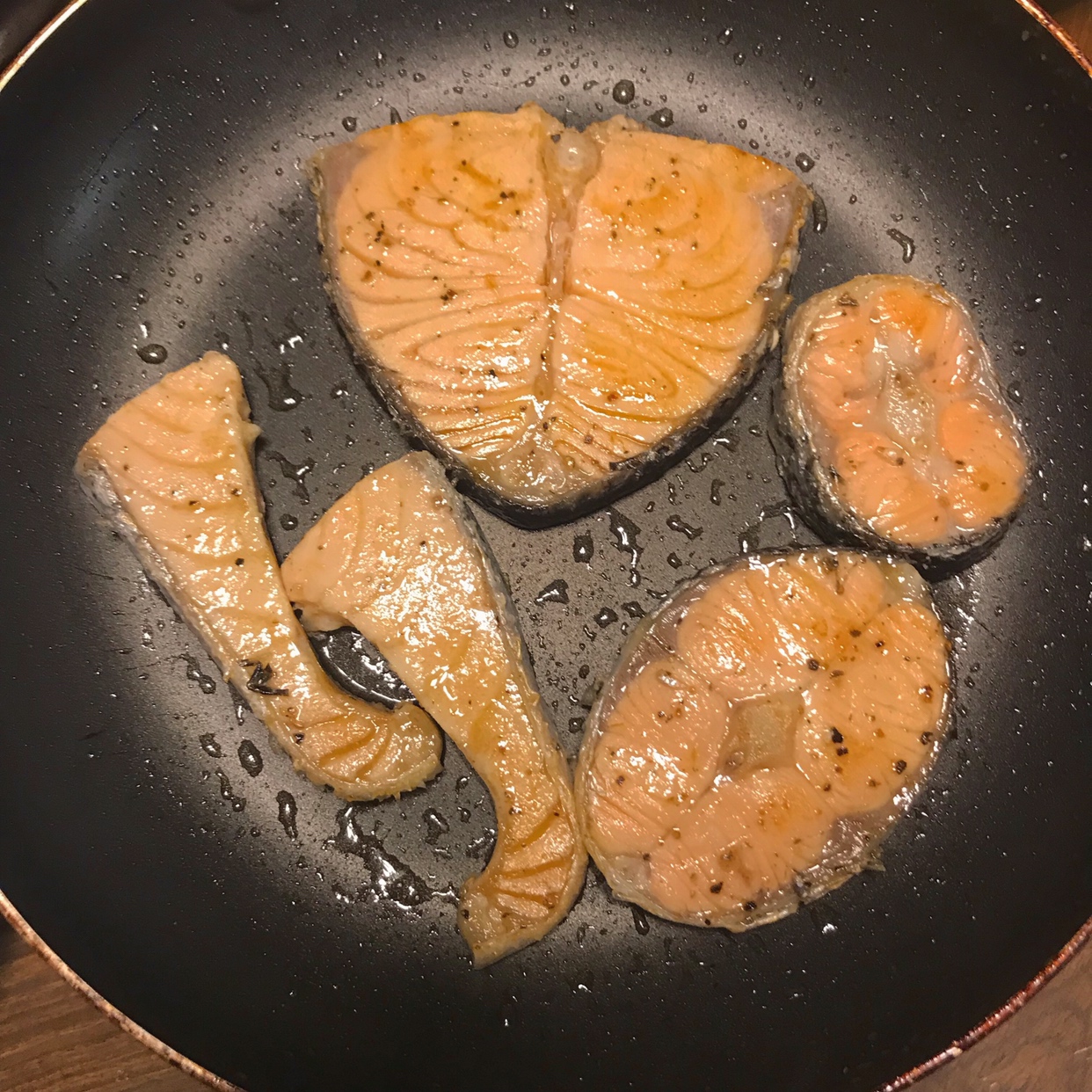 塞尔达干煎三文鱼图片