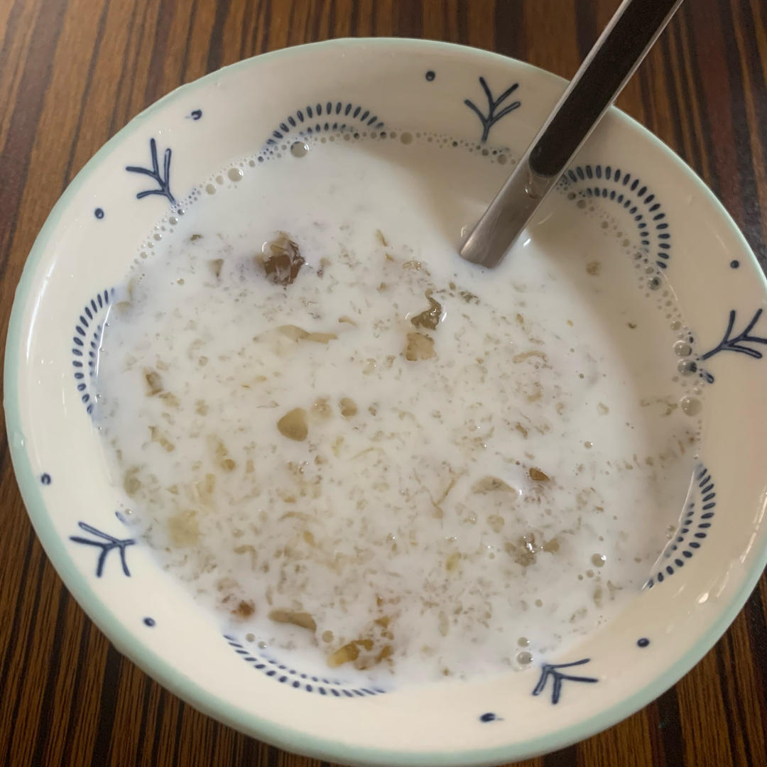 《桃胶皂角米雪燕银耳牛奶羹》据说一碗等于敷30片面膜的功效