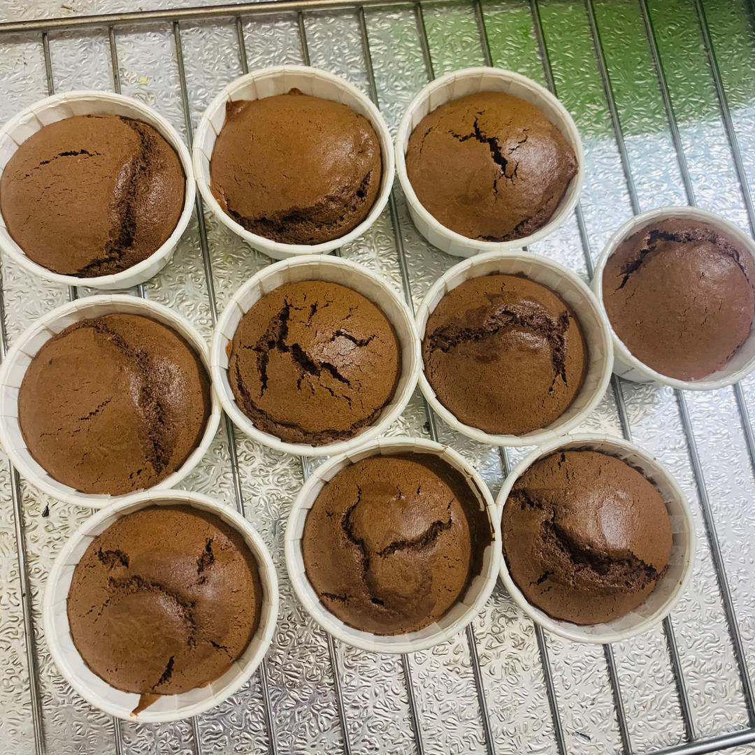 不开裂不回缩，零失败的可可海绵纸杯蛋糕