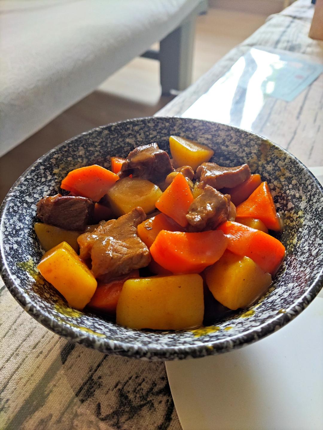 简餐：咖喱牛肉土豆饭