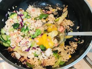 斑斓蛋炒饭—最传统的平底锅、最低调的食材和最简单的操作（只需三步）做出缤纷的美味的做法 步骤3