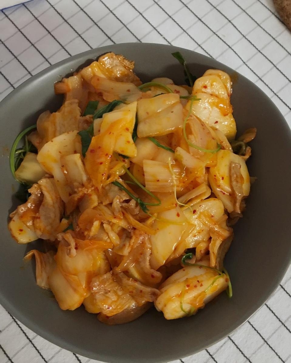 泡菜炒五花肉
